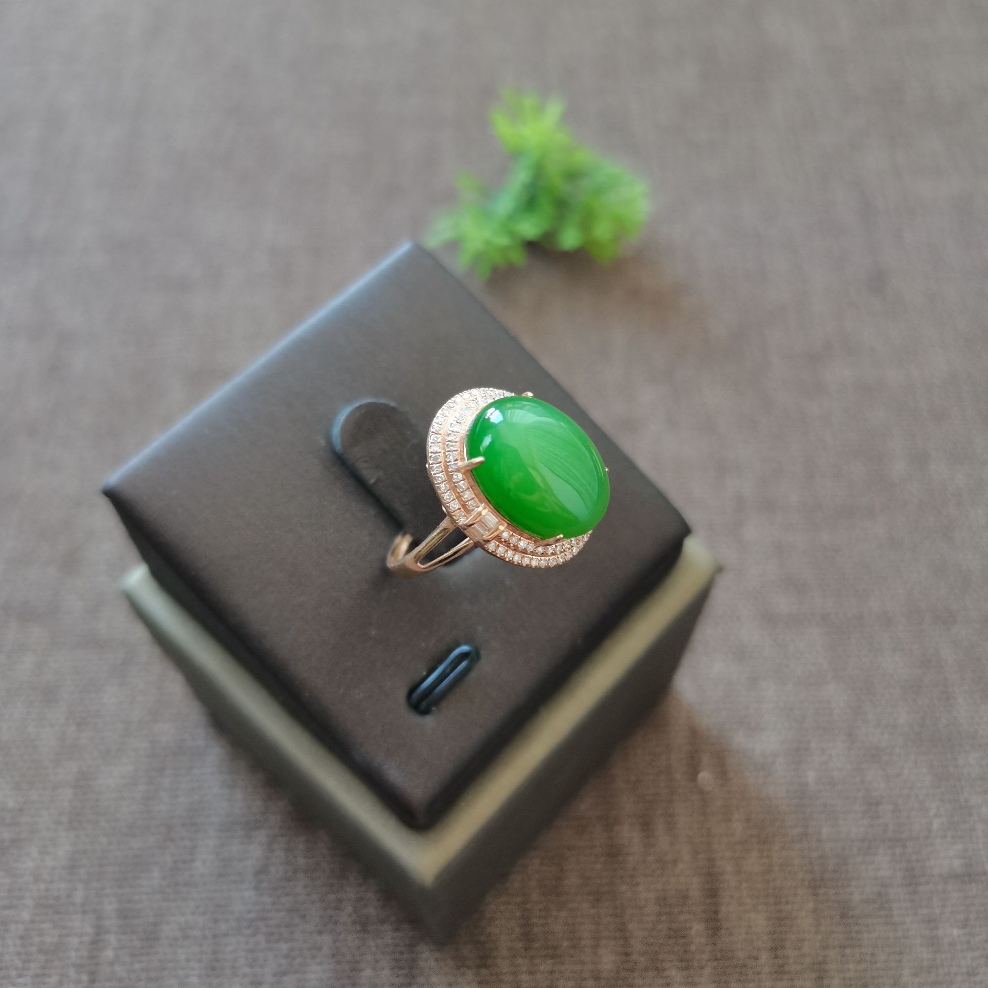 和田玉碧玉蛋面戒指18K金镶嵌苹果绿大鸽子蛋俄料纯天然满绿