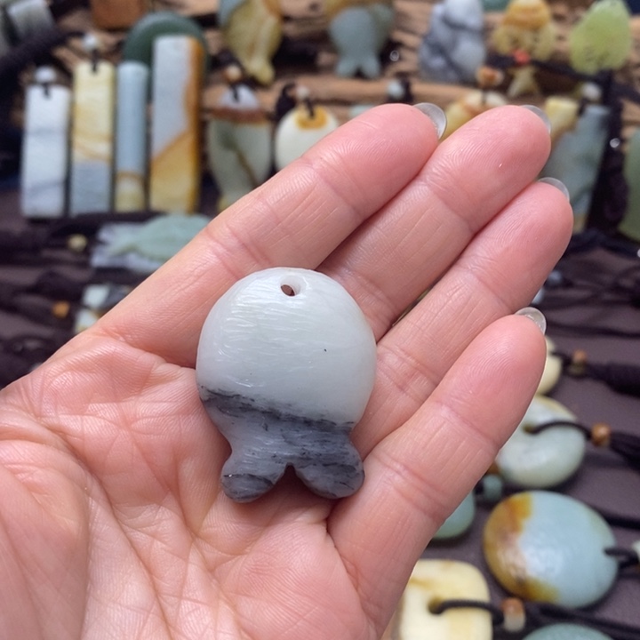 蛇纹石玉未镶嵌颈饰