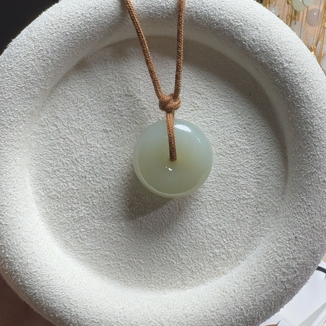 @***敏和田玉未镶嵌颈饰平安扣