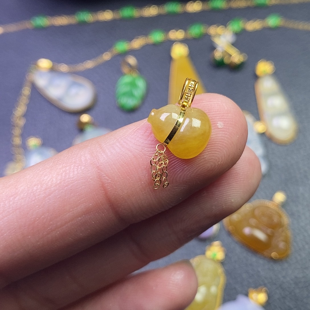 颈饰18K金镶嵌翡翠