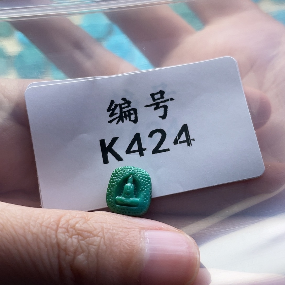 张***白绿松石未镶嵌颈饰