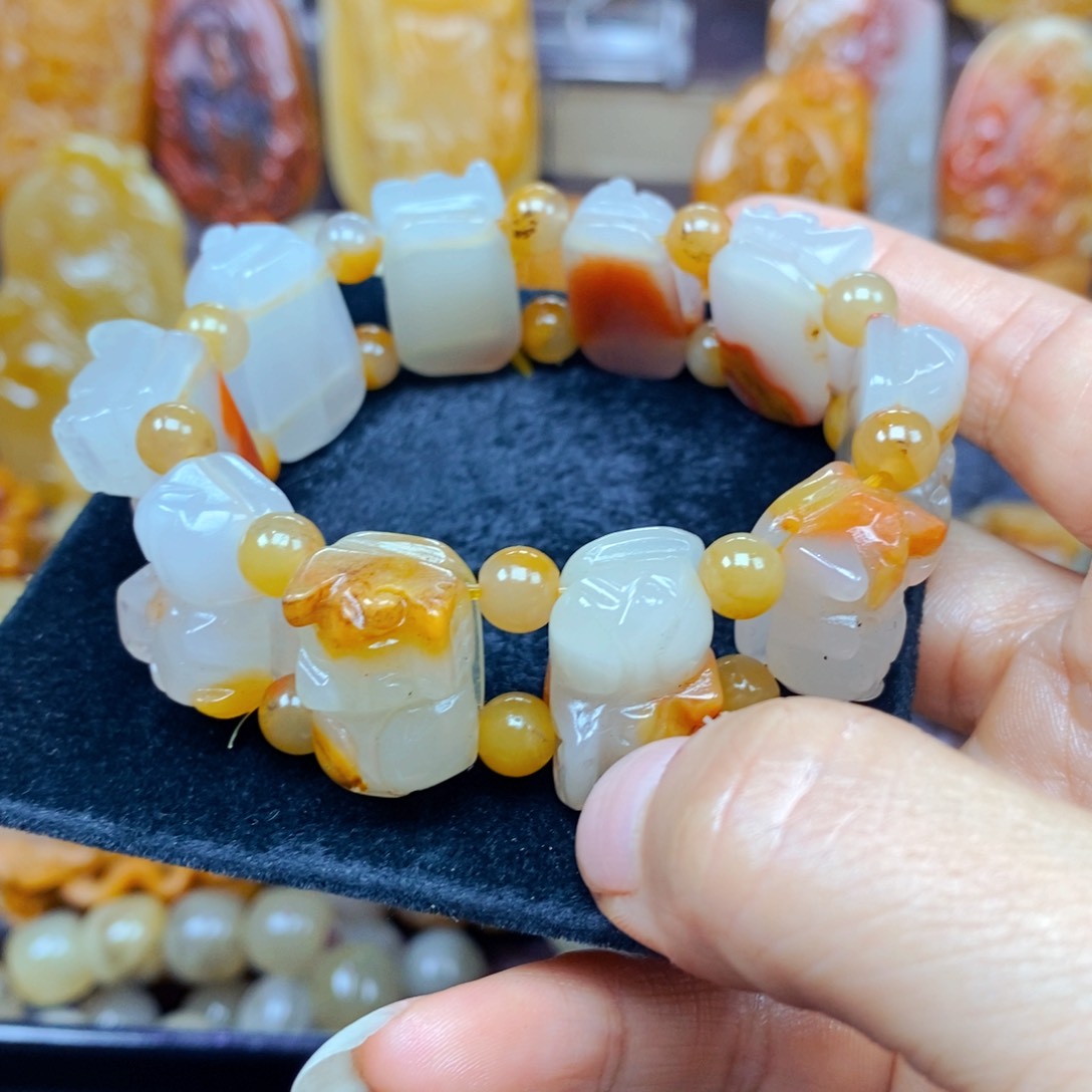 石英质玉（黄龙玉）未镶嵌颈饰