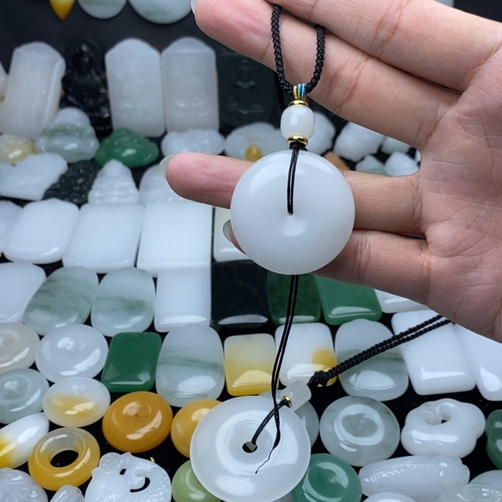 颈饰未镶嵌石英质玉金****画