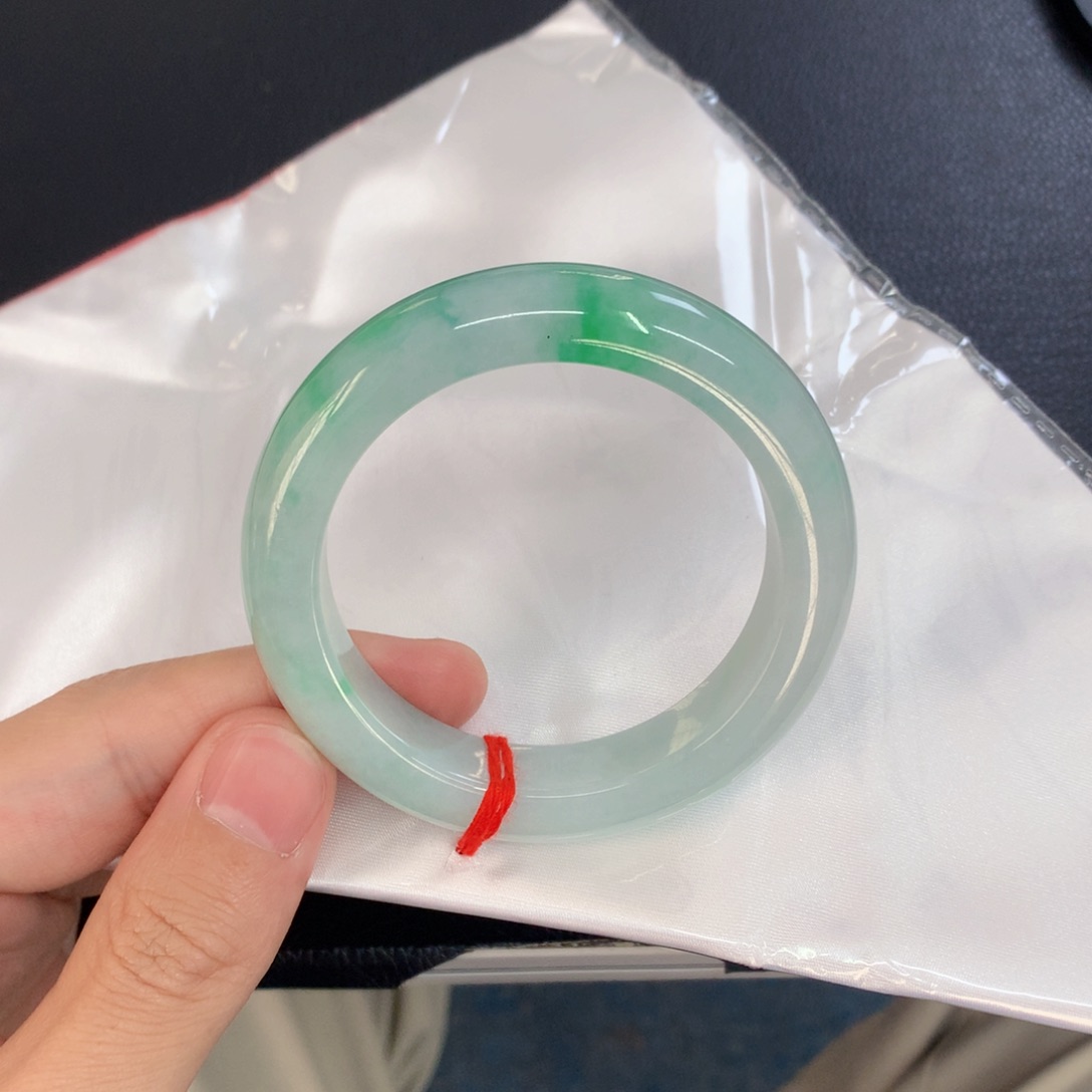 翡翠手镯未镶嵌翡翠