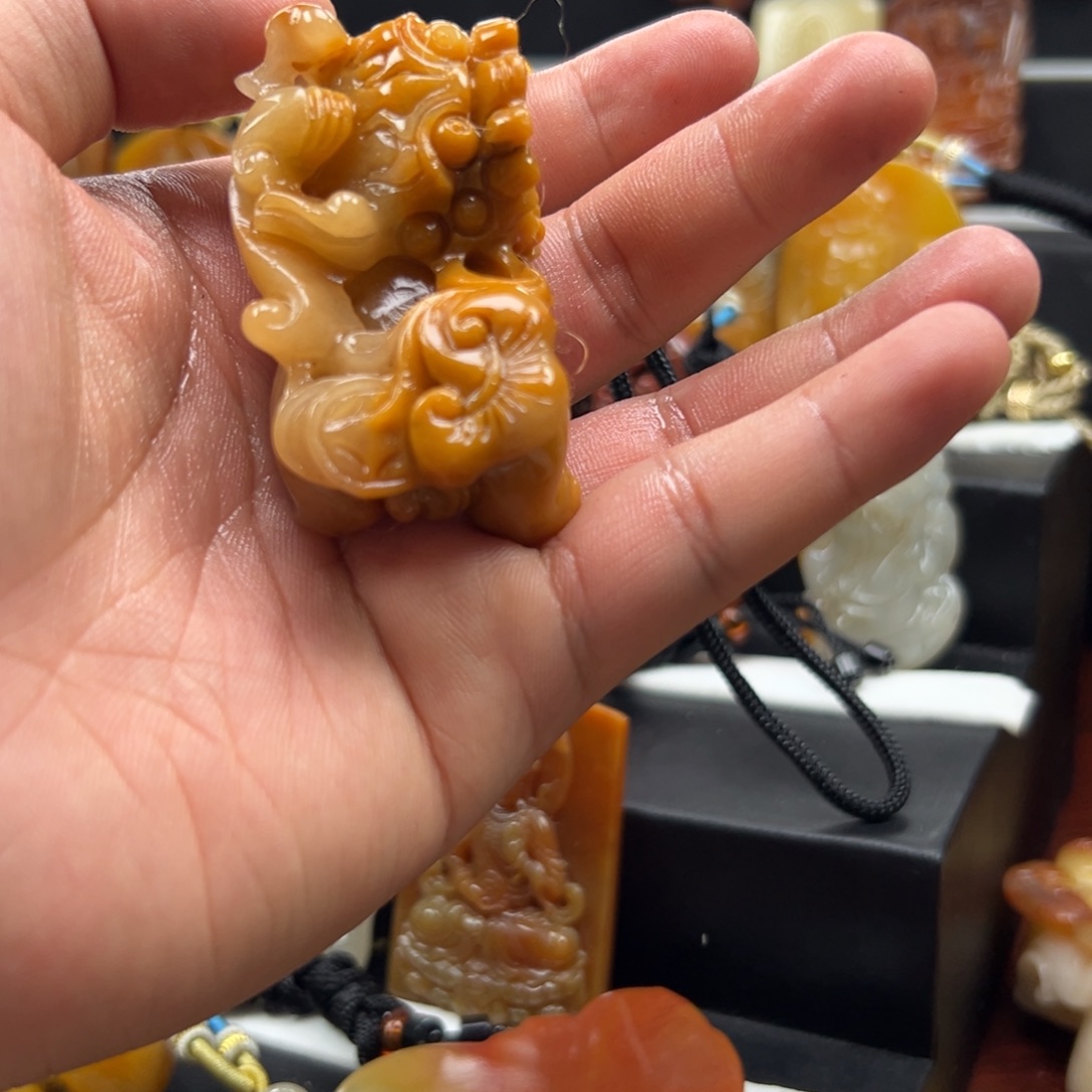 未镶嵌石英质玉（黄龙玉）多样性发货，发其一