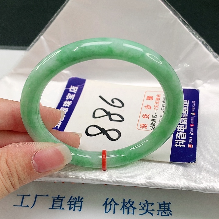 翡翠手镯未镶嵌翡翠