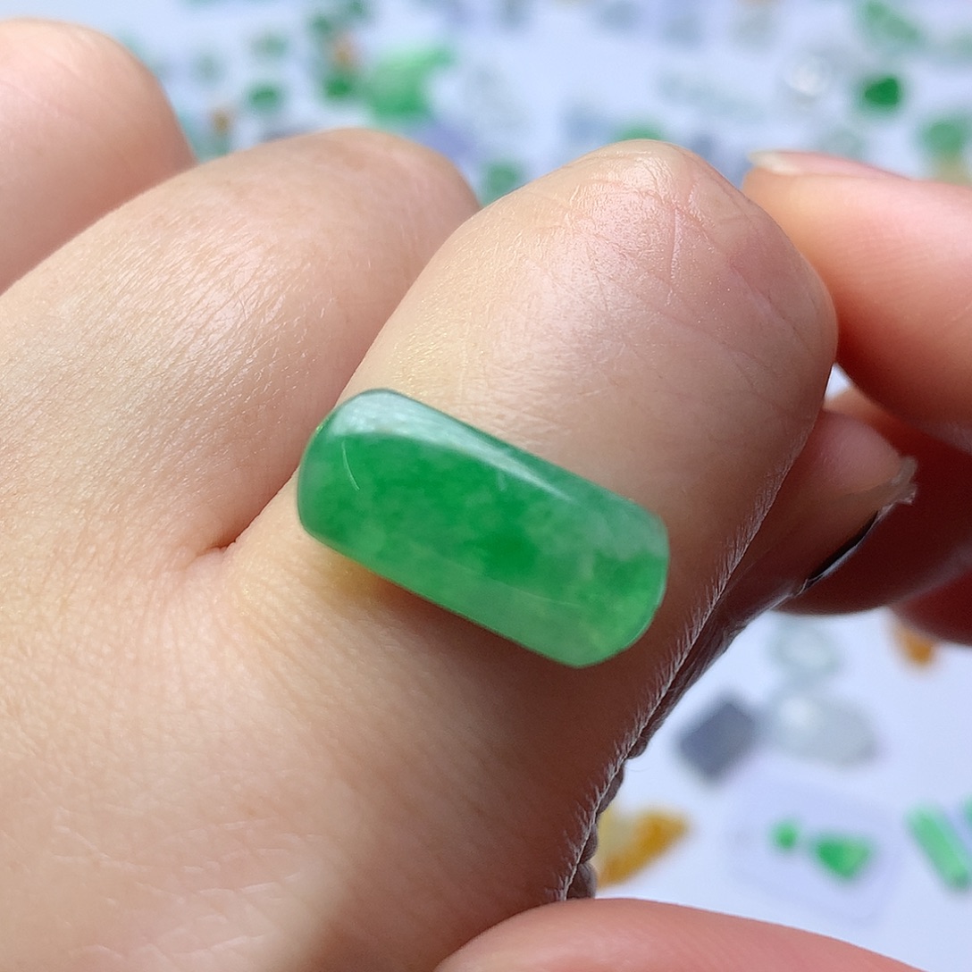 翡翠未镶嵌颈饰马鞍