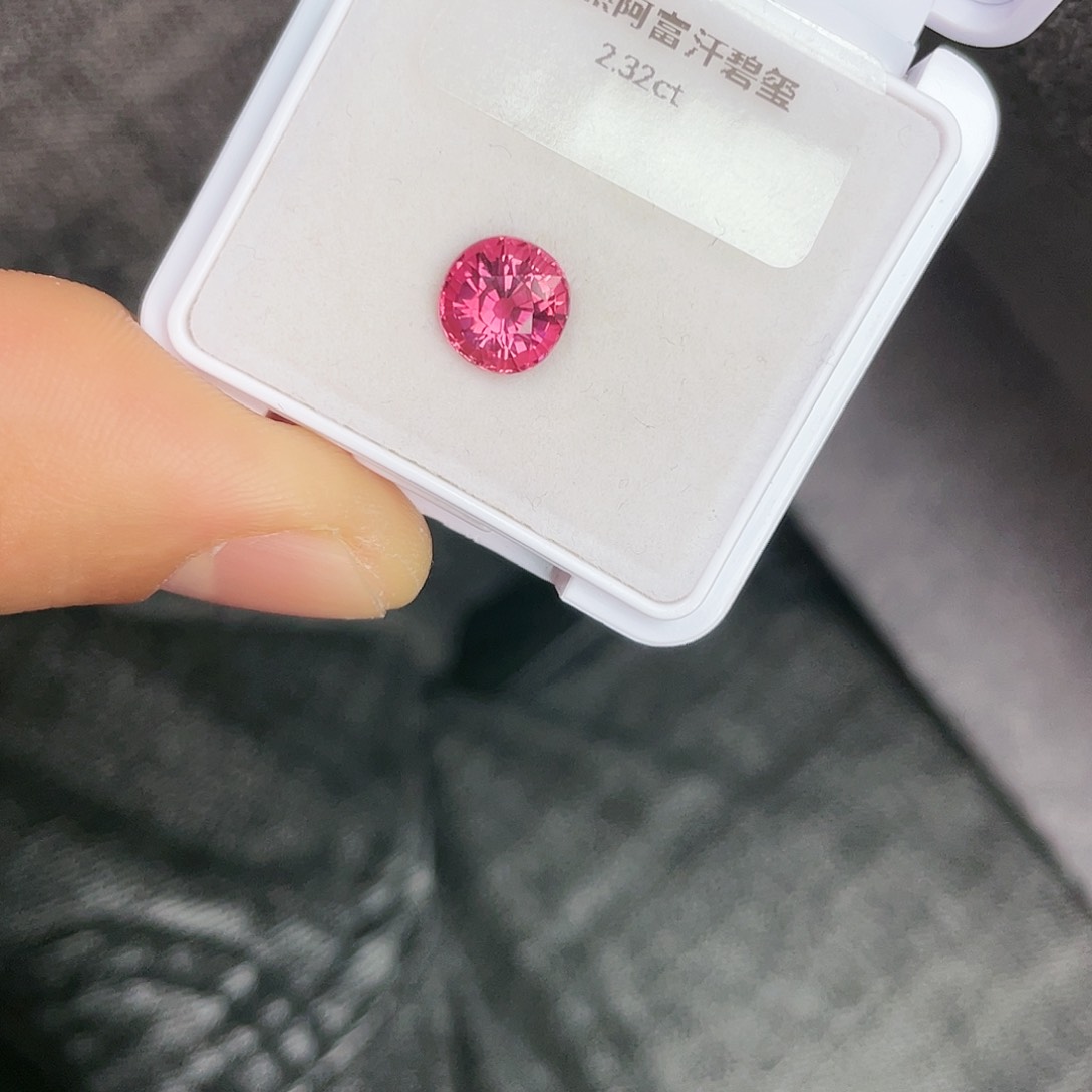 碧玺裸石未镶嵌2.32Ct。