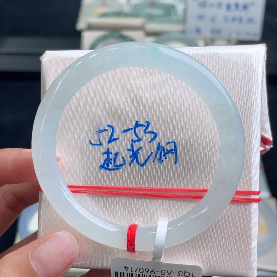 翡翠手镯未镶嵌翡翠手镯