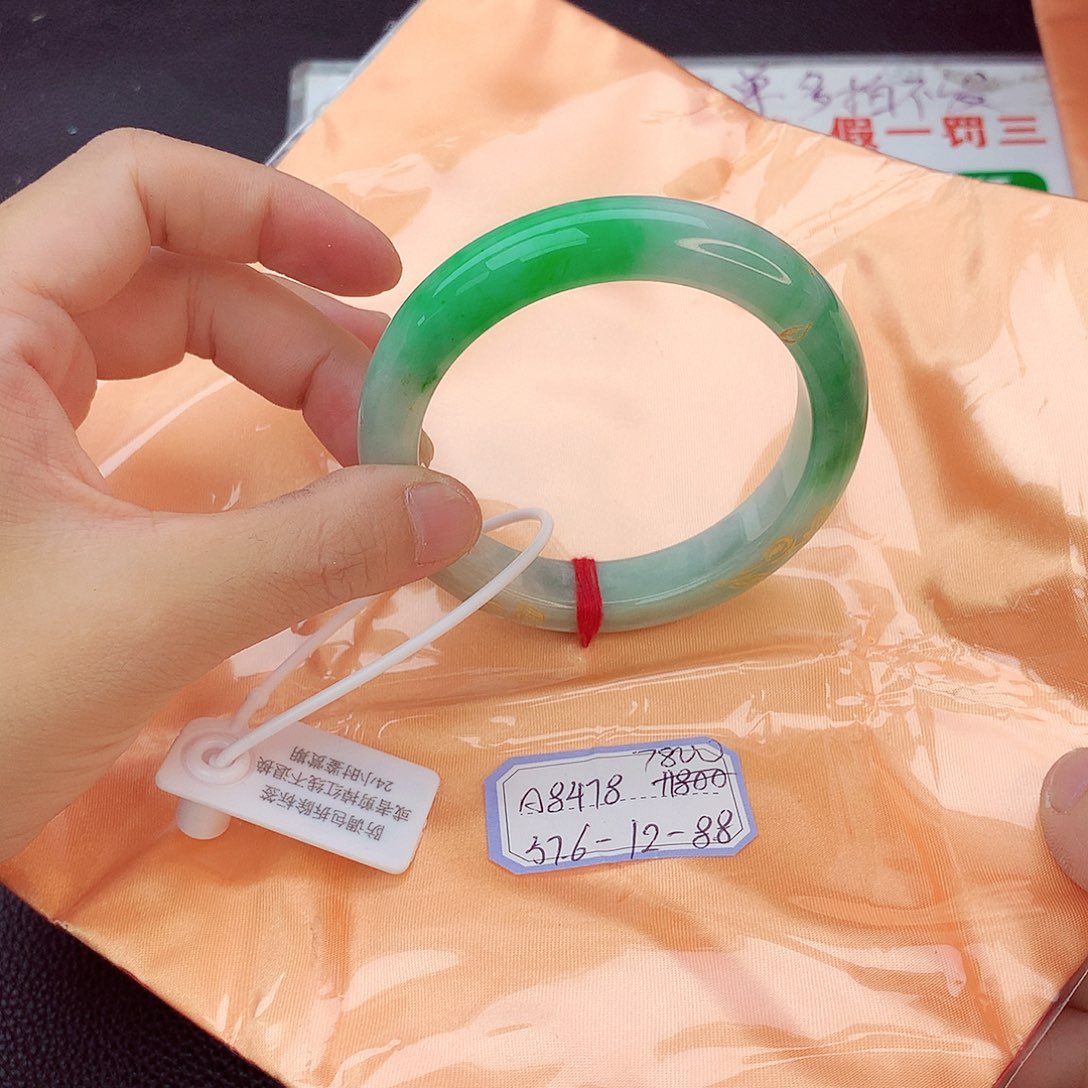 翡翠手镯未镶嵌翡翠