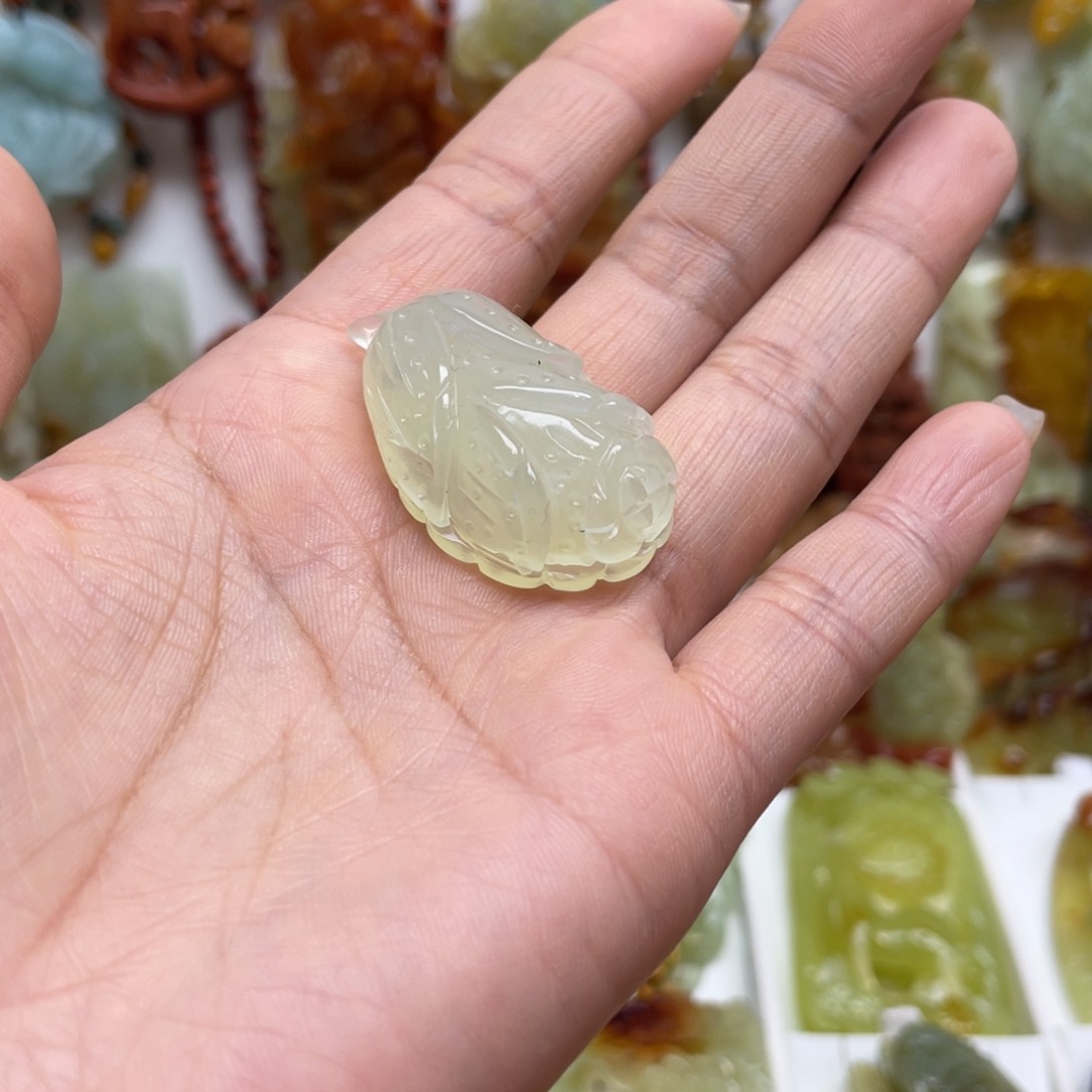 蛇纹石玉颈饰未镶嵌