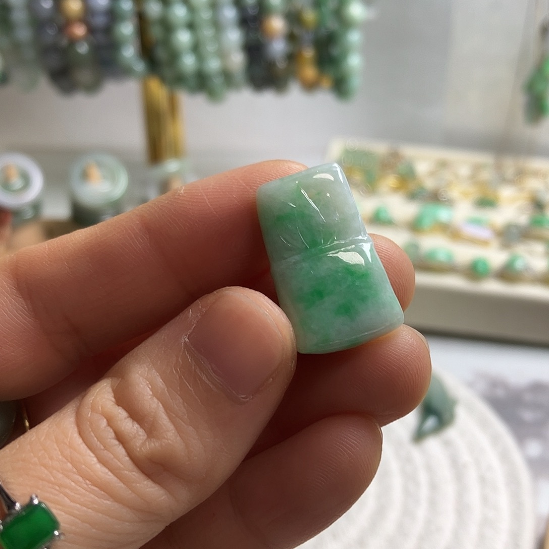 翡翠未镶嵌颈饰14