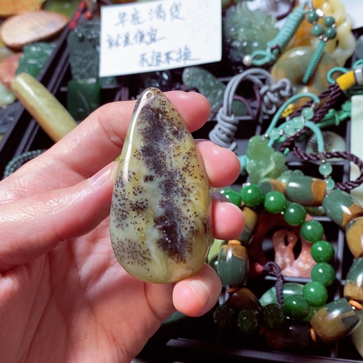 蛇纹石玉颈饰未镶嵌