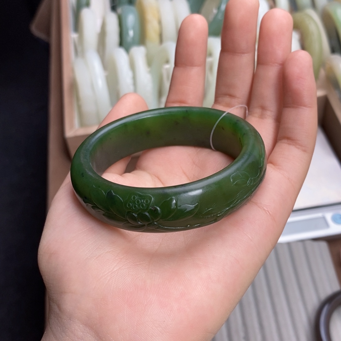 雲***霓和田玉未镶嵌手镯