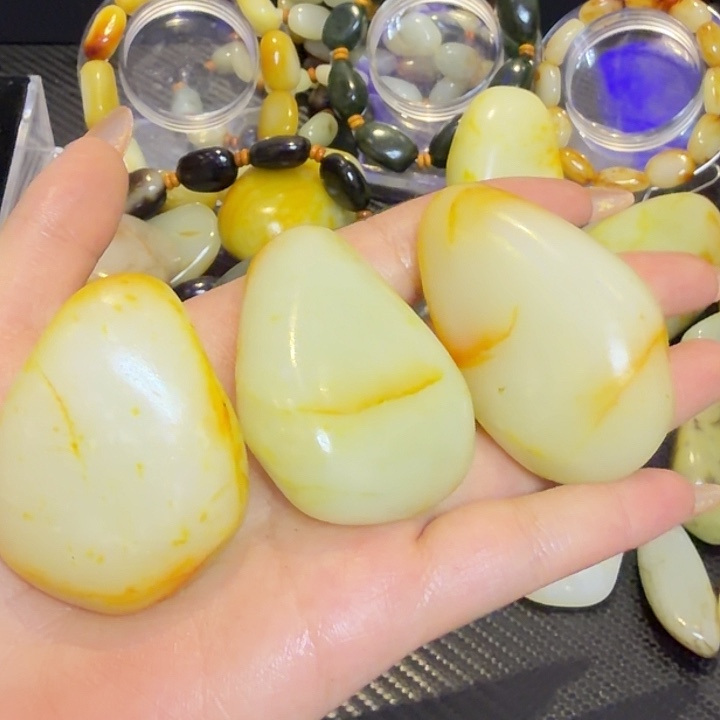 铭***业和田玉未镶嵌挂件