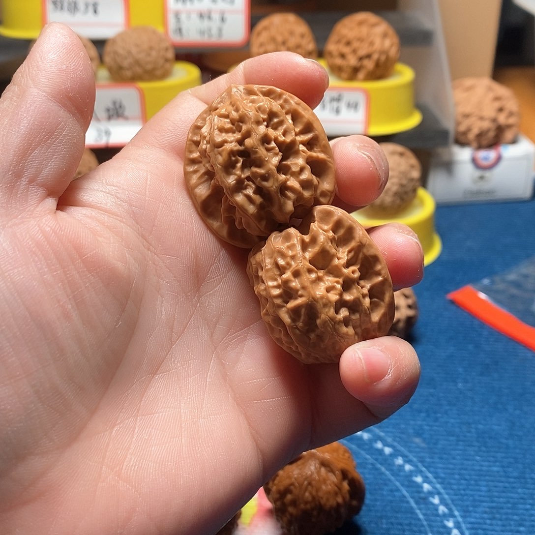 文玩核桃吊坠磐石