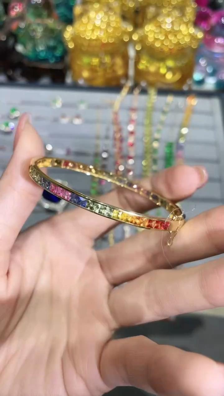 18K金镶嵌彩色蓝宝石手镯满圈款