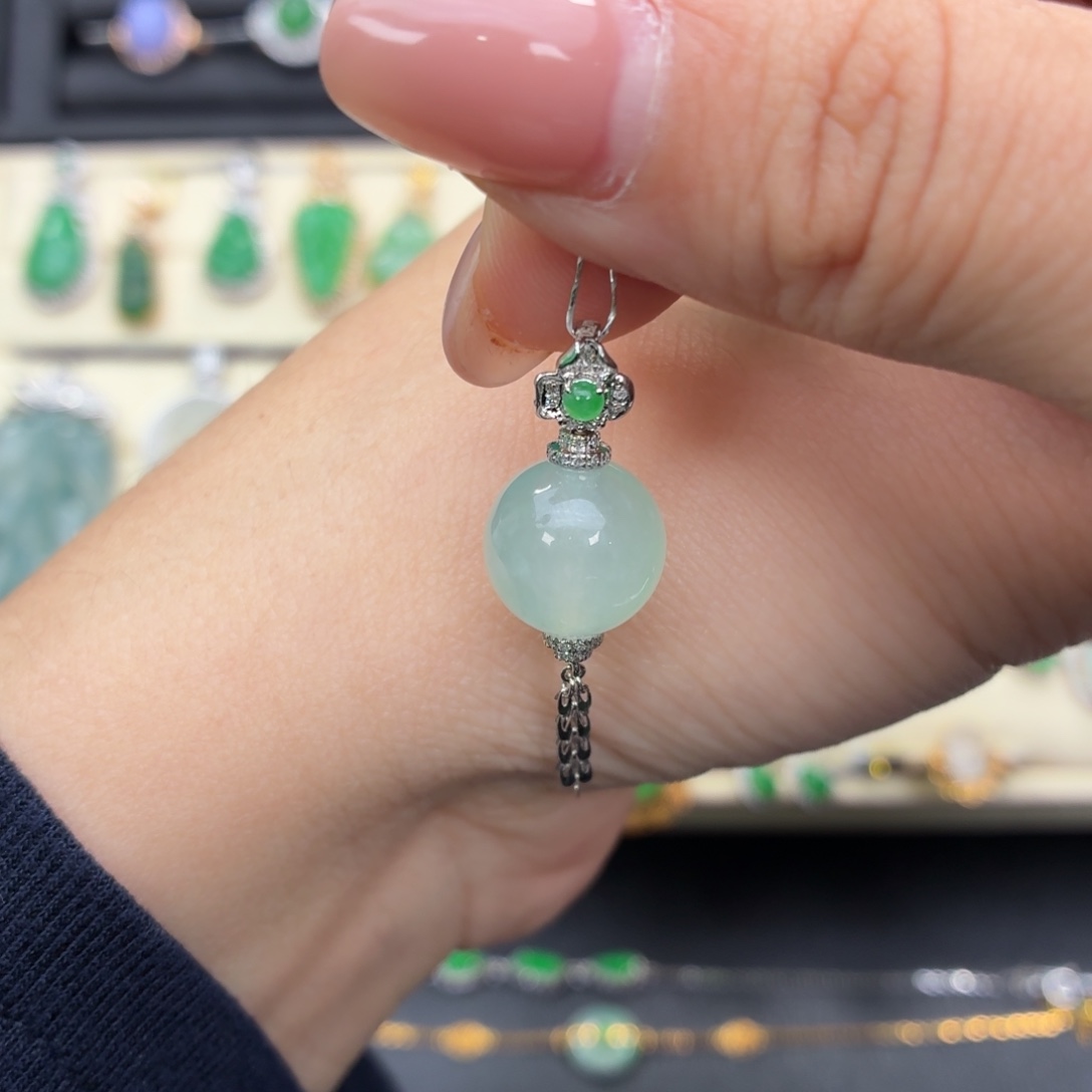 翡翠18K金镶嵌颈饰