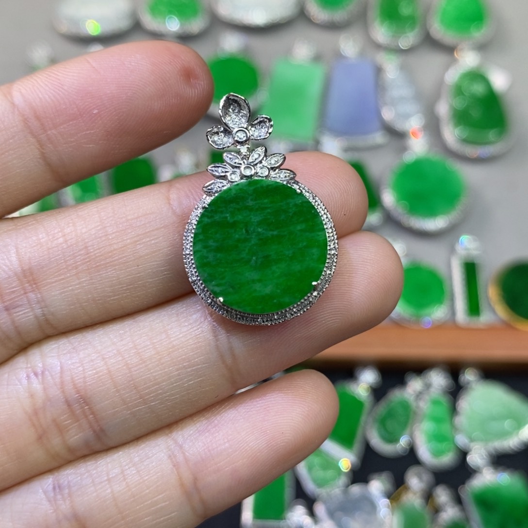 翡翠吊坠(不含链)18K金镶嵌