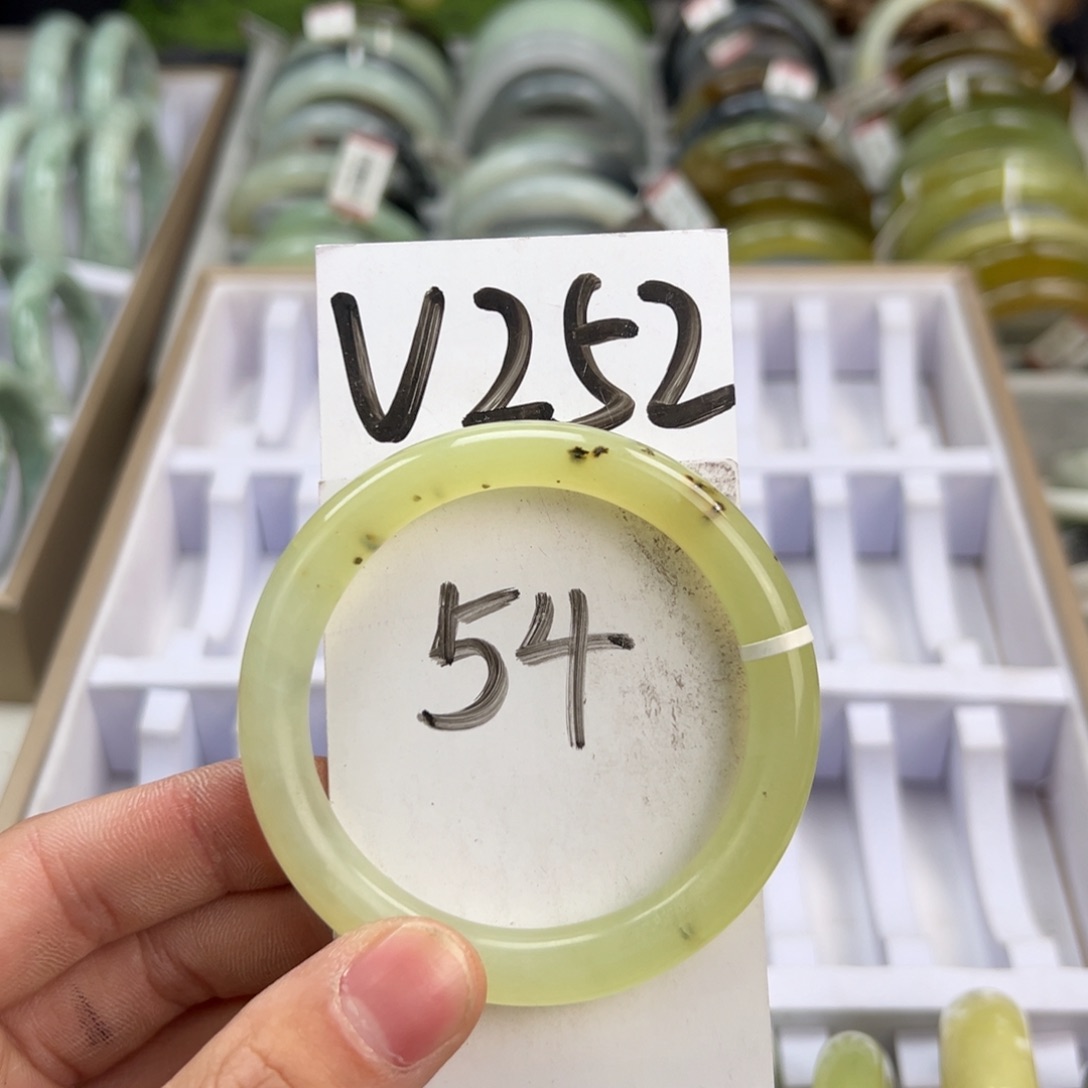 岫玉手镯未镶嵌天然岫玉微瑕，可以正常佩戴