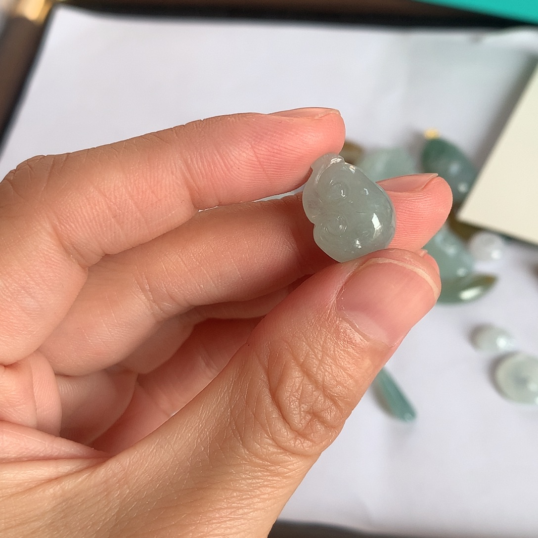 翡翠未镶嵌颈饰如意