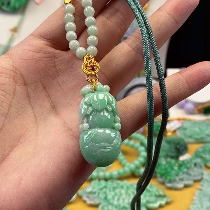 翡翠颈饰未镶嵌翡翠吊坠