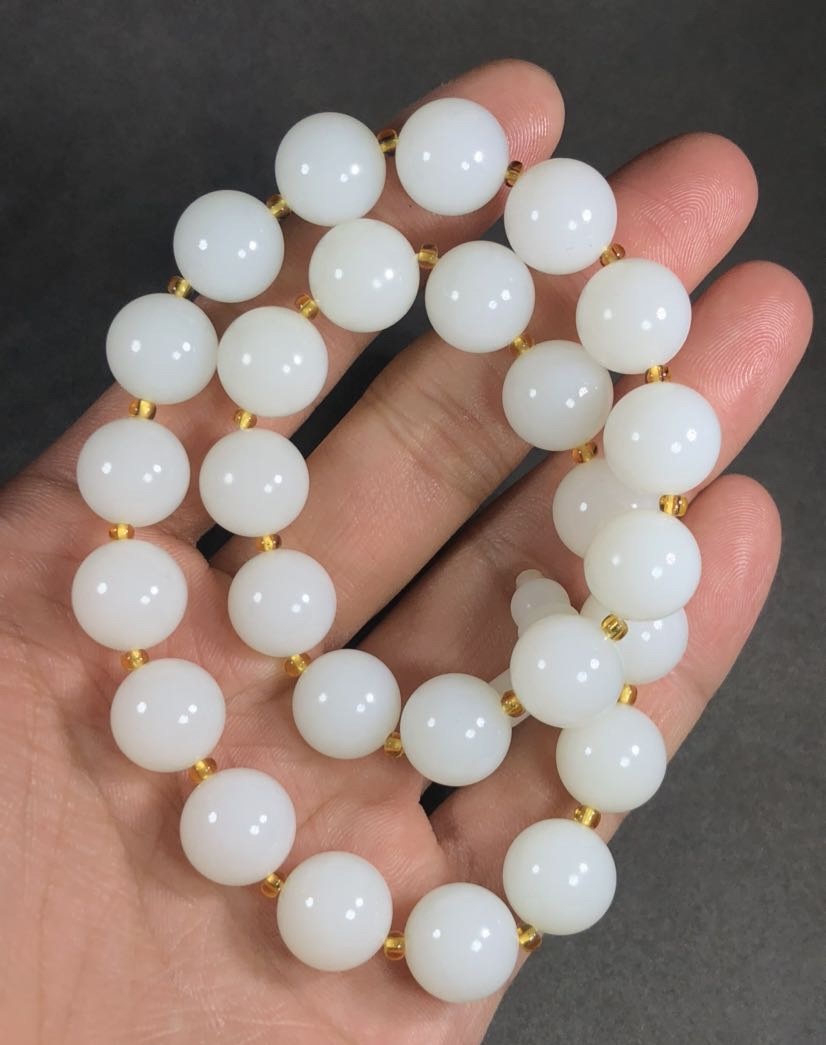 新疆和田玉羊脂白玉手持白色