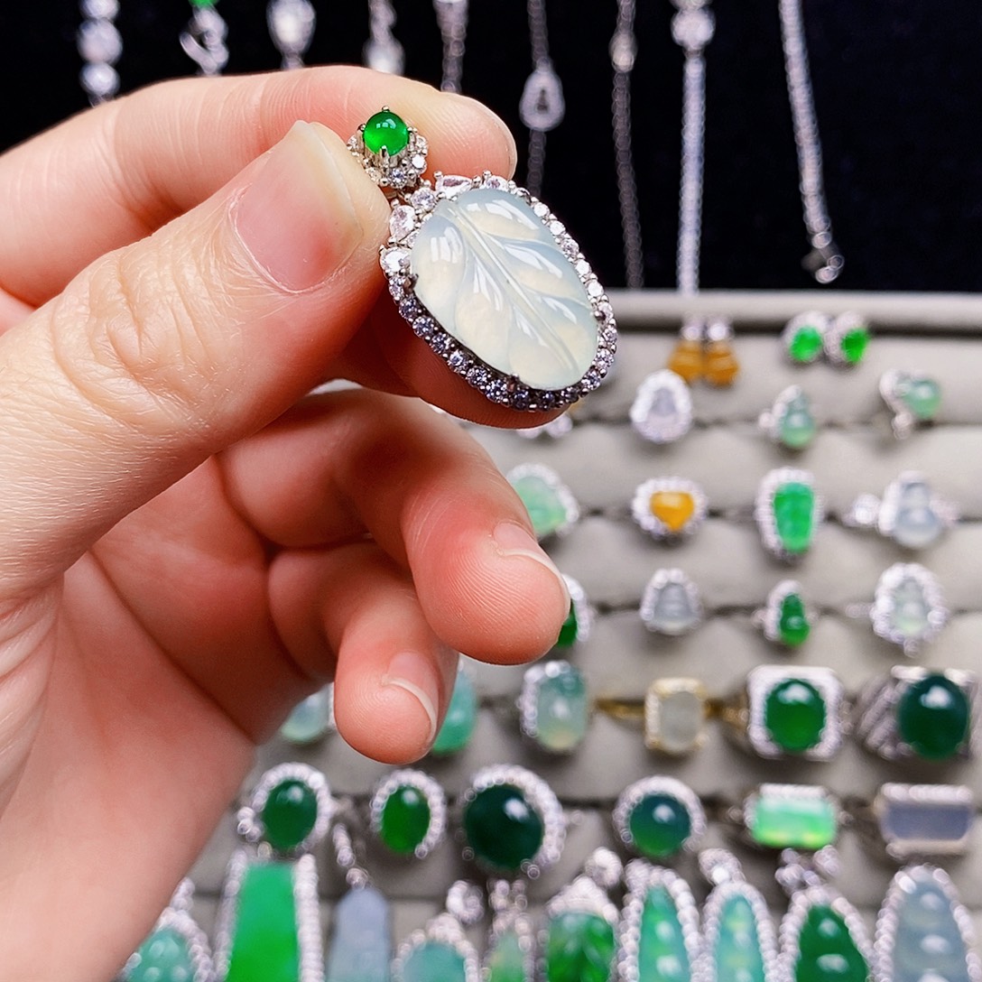 翡翠银S925镶嵌颈饰叶子