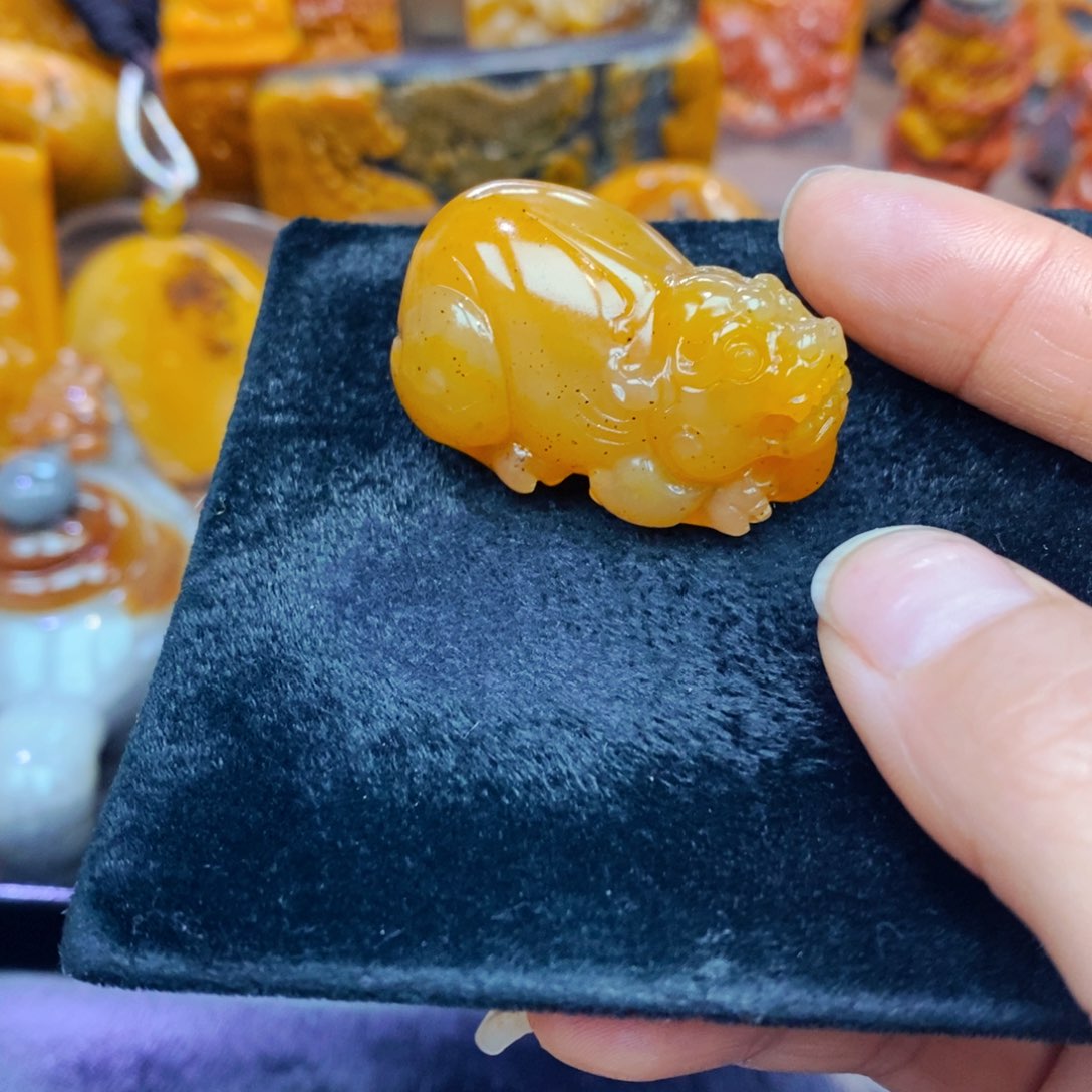 未镶嵌石英质玉（黄龙玉）颈饰