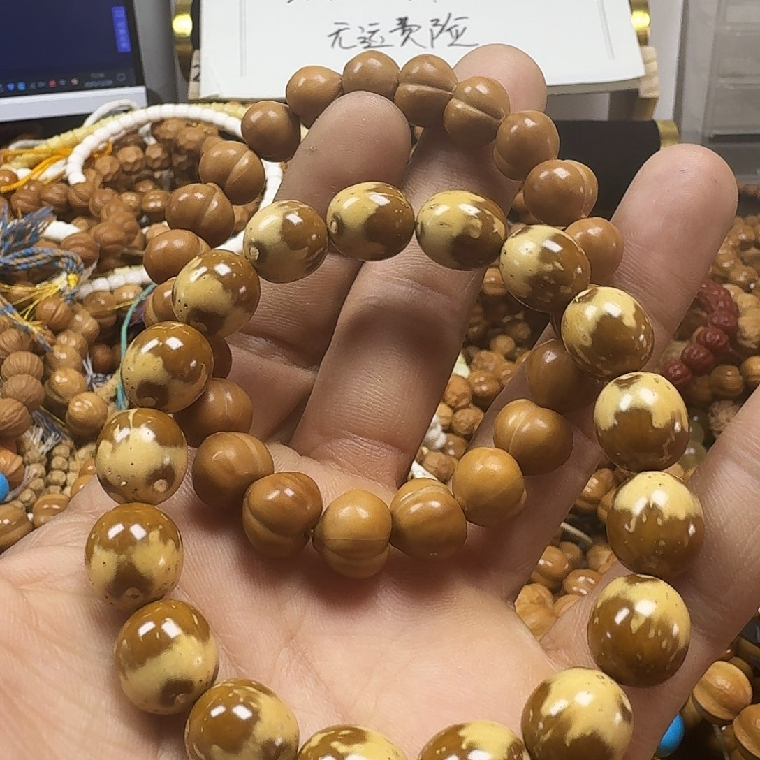 妞***猴头核桃吊坠微瑕手串两条