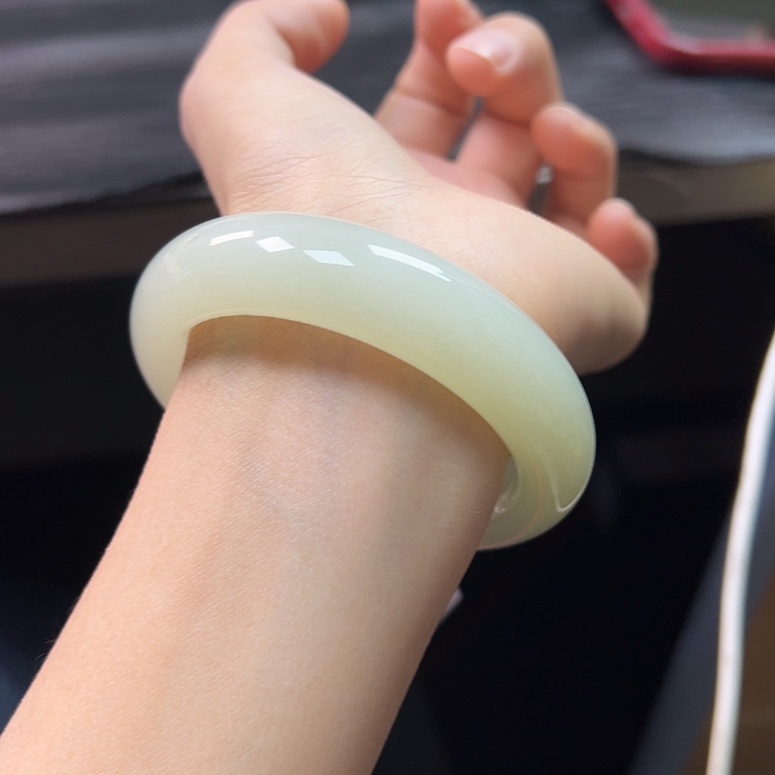 和田玉未镶嵌手镯