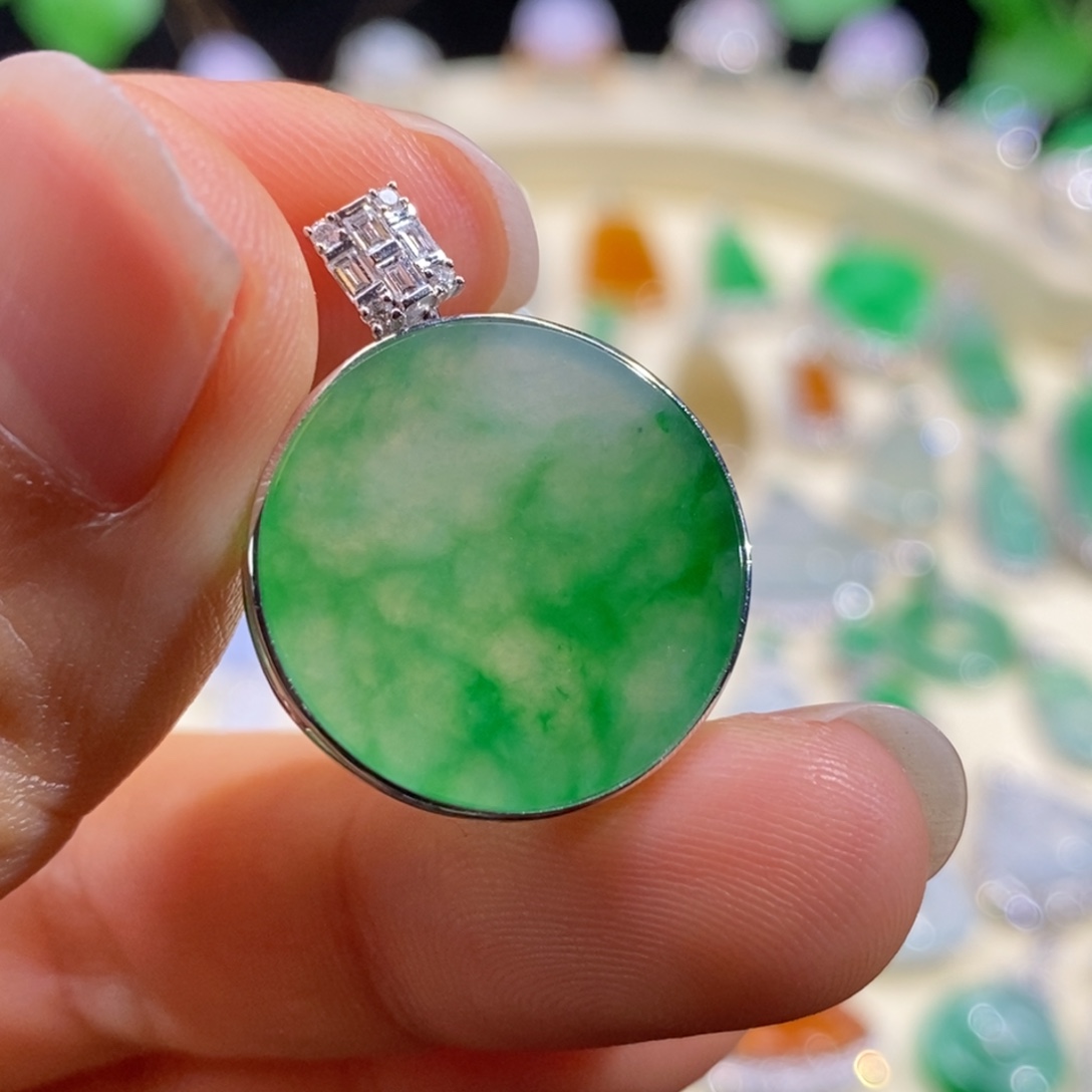 翡翠18K金镶嵌颈饰