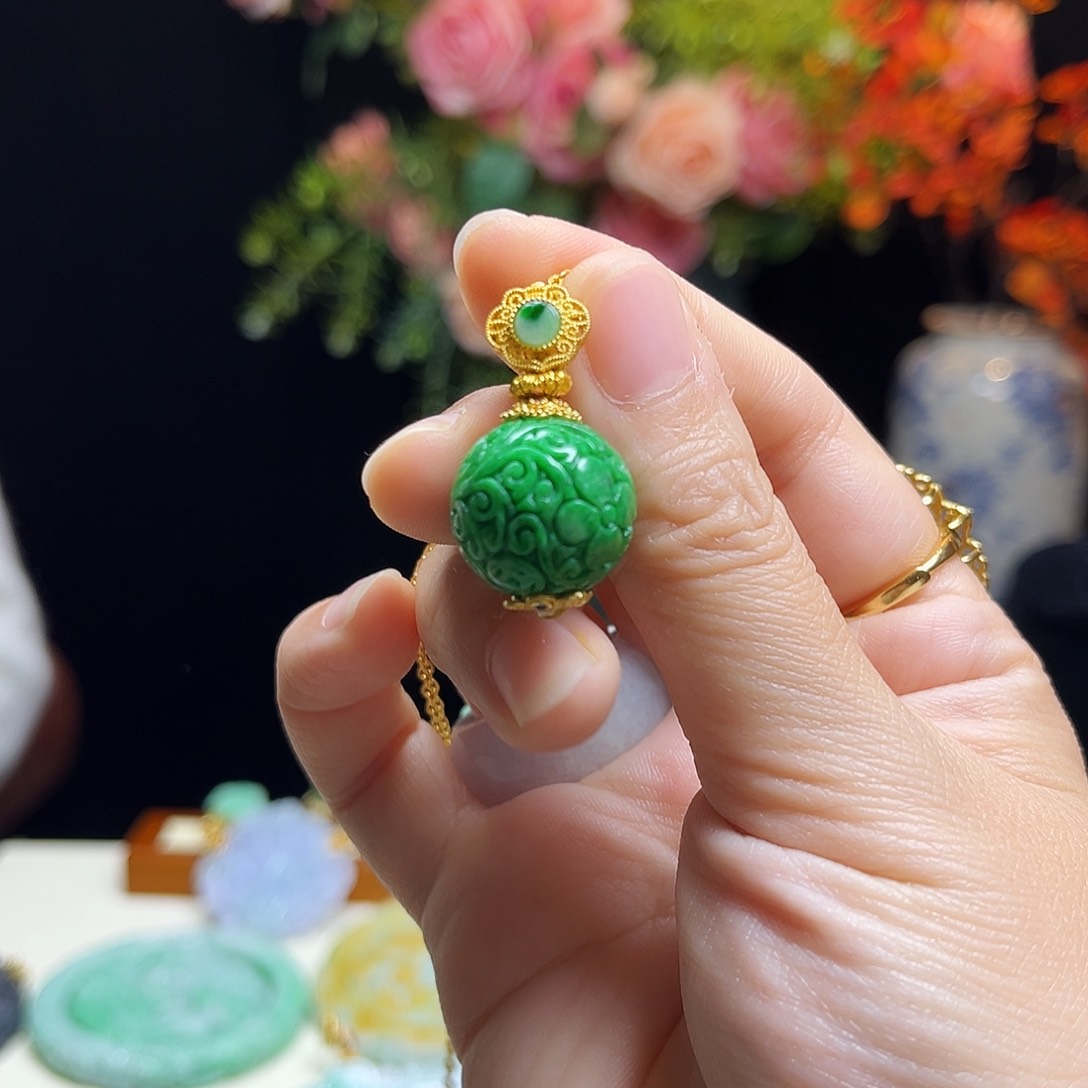 翡翠颈饰银S925镀金镶嵌辣绿球球