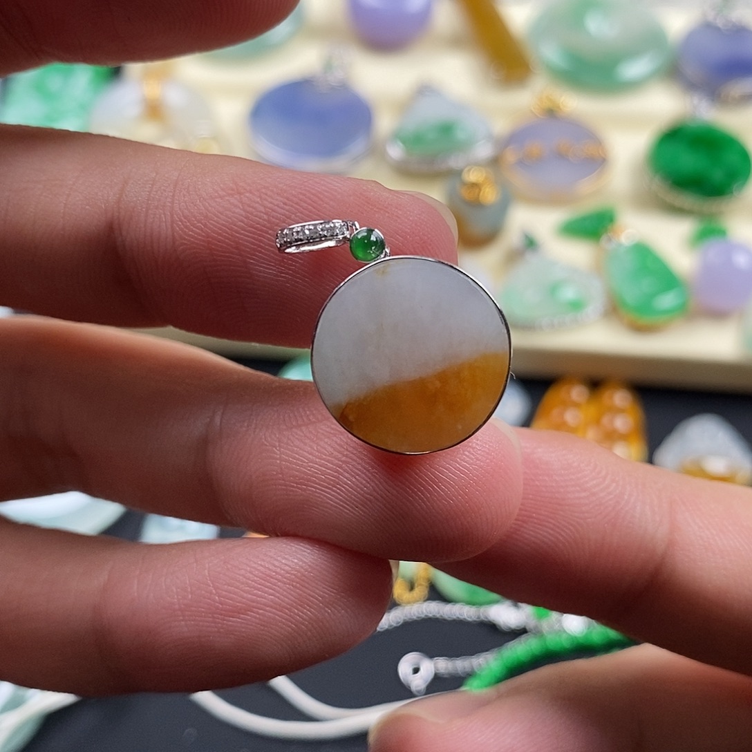 翡翠18K金镶嵌颈饰翡翠