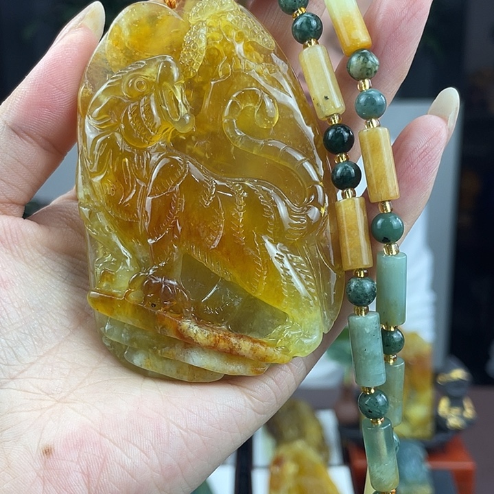 蛇纹石玉未镶嵌颈饰