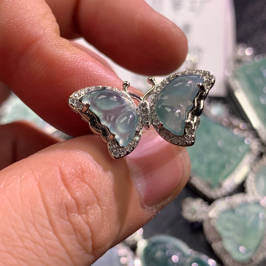 翡翠未镶嵌颈饰蝴蝶戒指