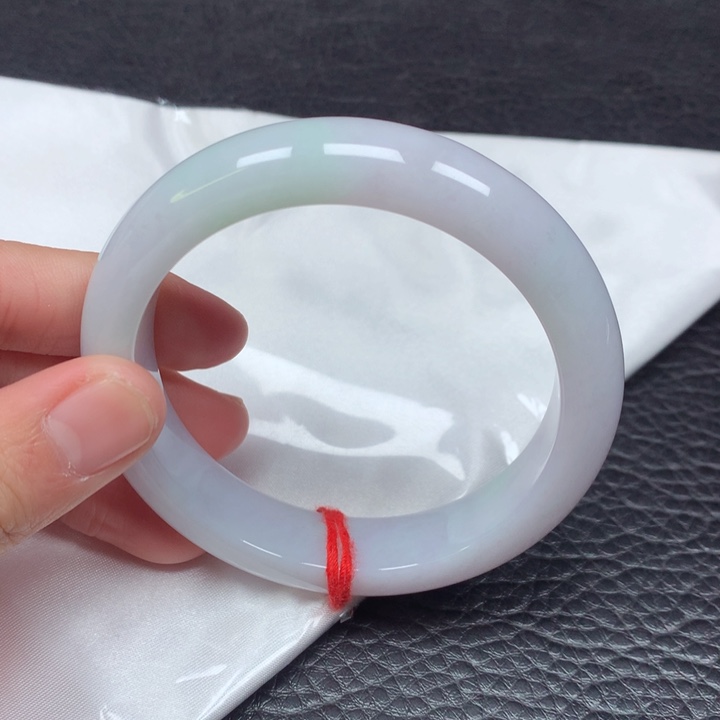 翡翠手镯未镶嵌。