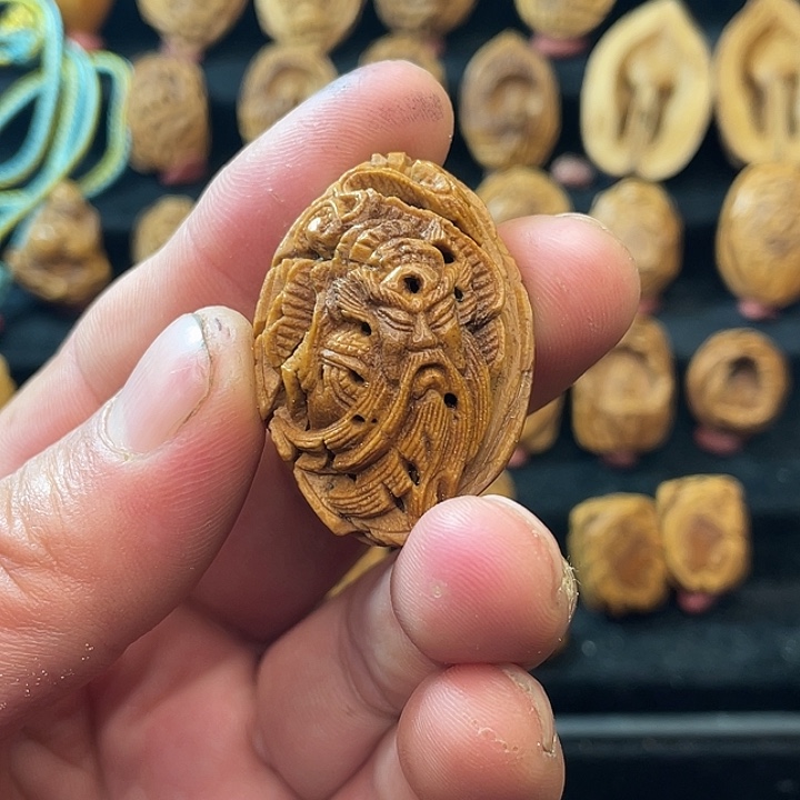 順***氺纯手工制作桃核关公吊坠