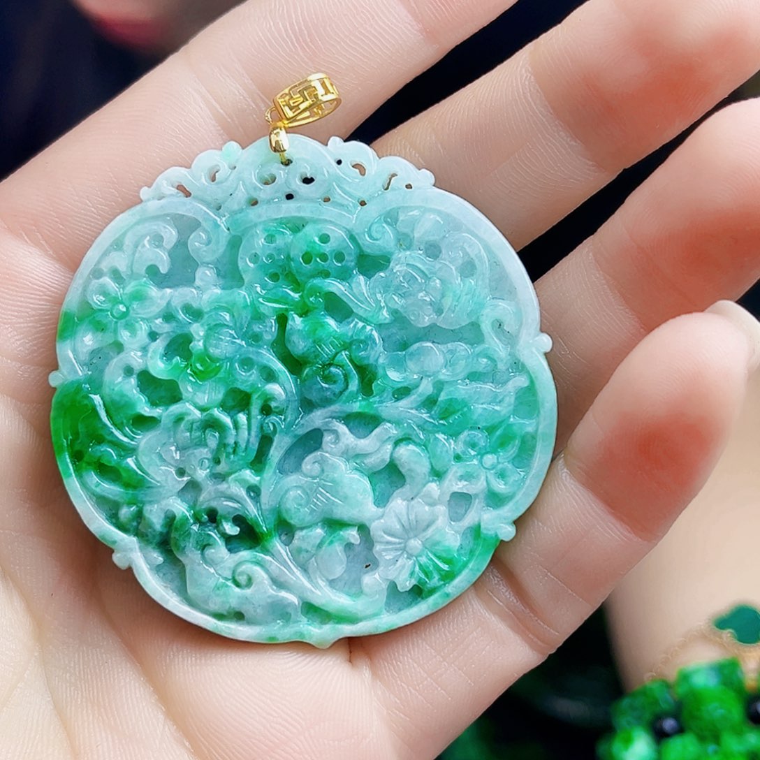 颈饰18K金镶嵌翡翠多样性