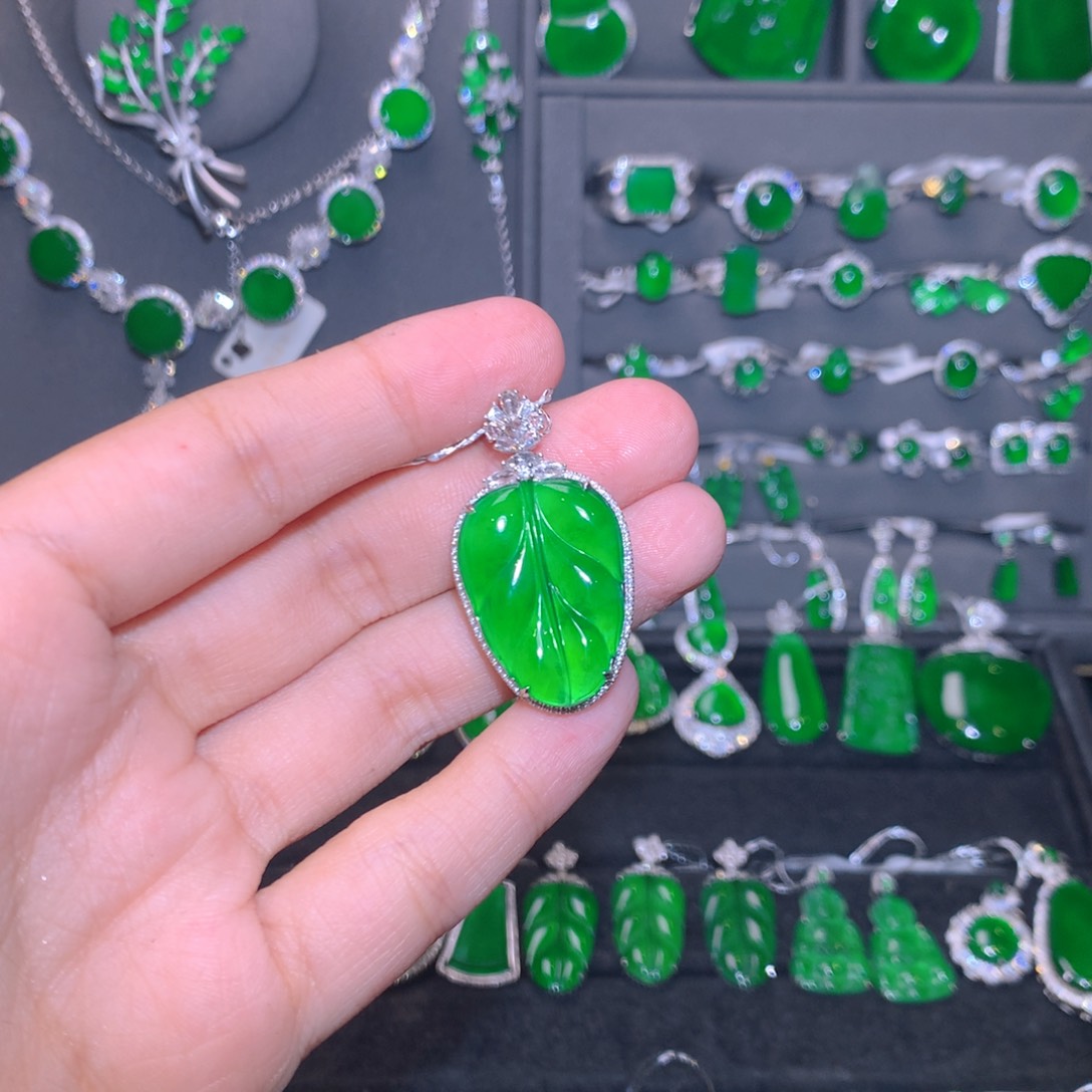 翡翠18K金镶嵌颈饰叶子吊坠