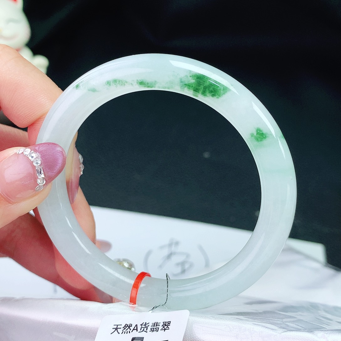 翡翠手镯未镶嵌54圈