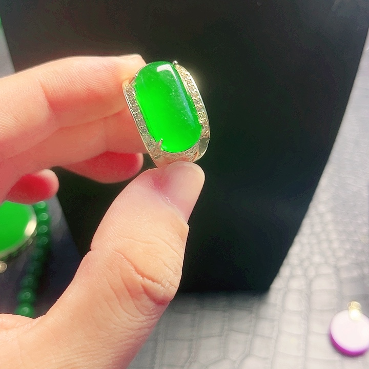 颈饰14K金镶嵌翡翠