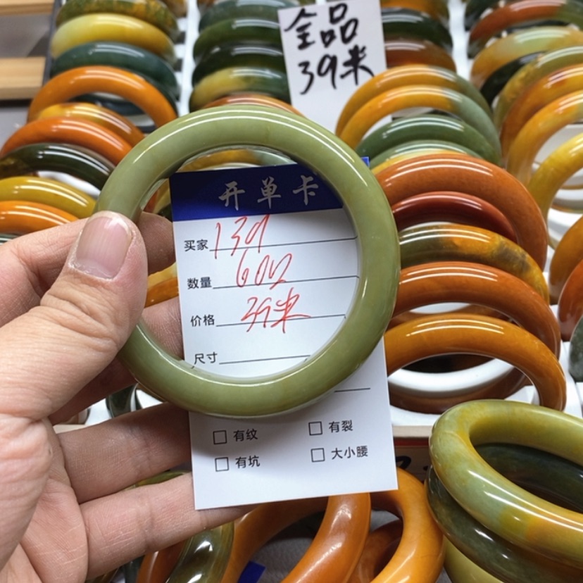 【闪购商品】蛇纹石玉手镯未镶嵌美*?