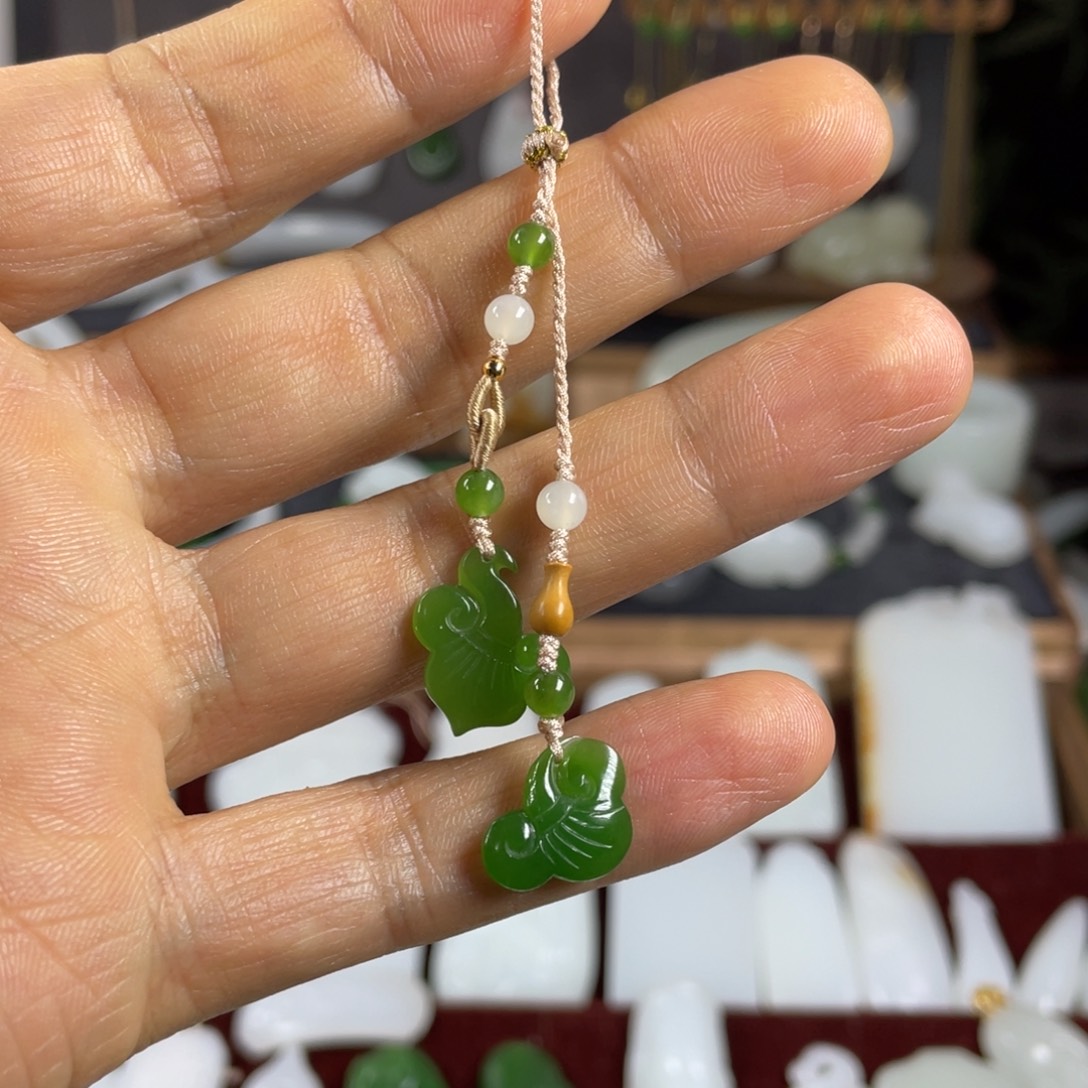 自***然和田玉未镶嵌颈饰