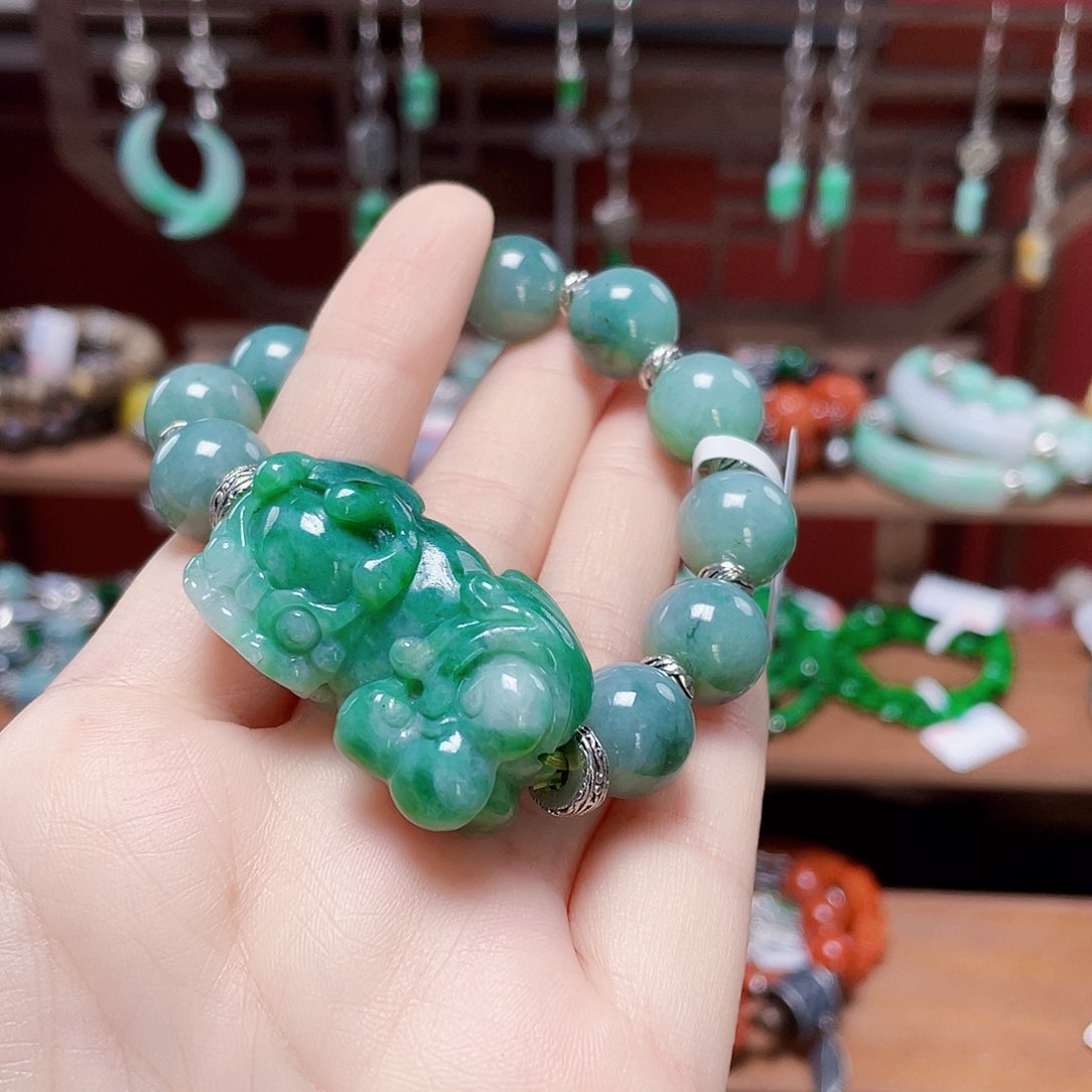 王***衰未镶嵌手链翡翠饰品