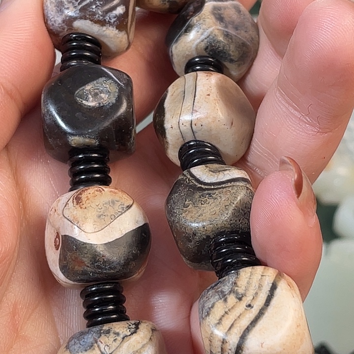 张***焘和田玉未镶嵌颈饰