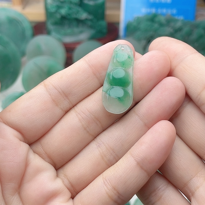 颈饰未镶嵌石英质玉