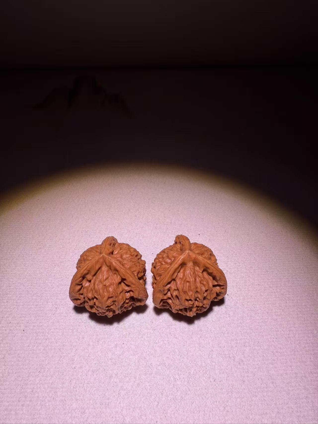 虎头王文玩核桃手把件