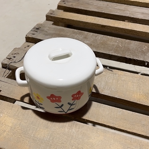 微瑕，不能明火，长10厘米，高7炖盅一个