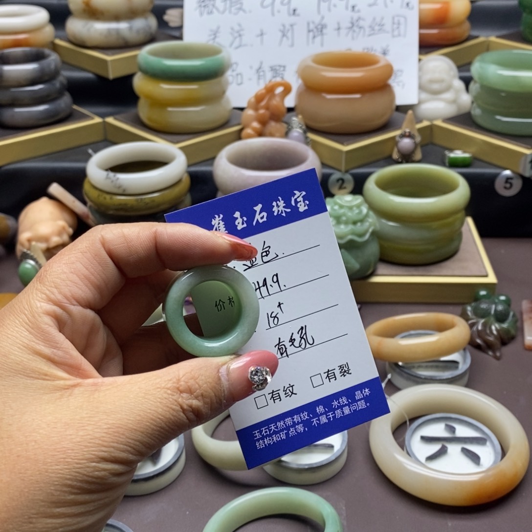 蓝***色石英岩玉未镶嵌手镯